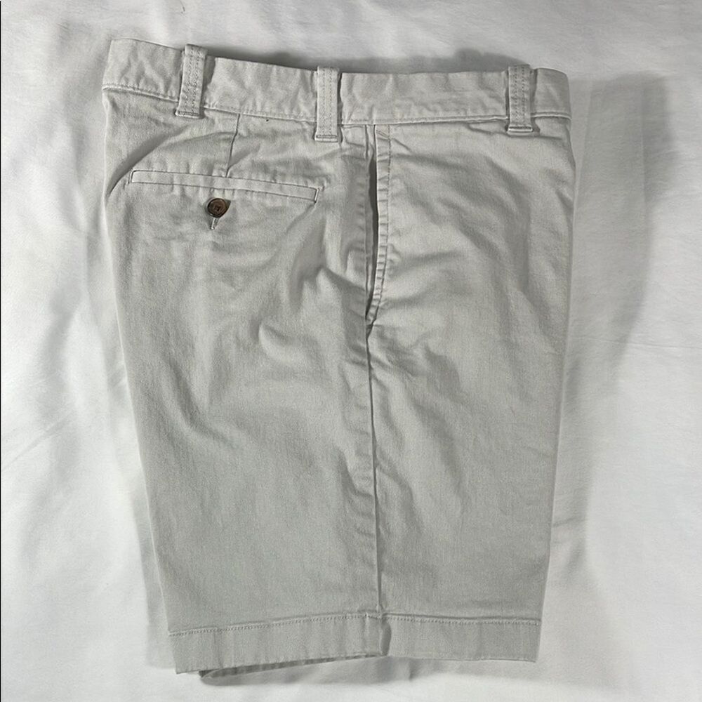 J. Crew mens stone khaki basic flat front 8.5" inseam chino shorts - size 33 - Picture 9 of 12